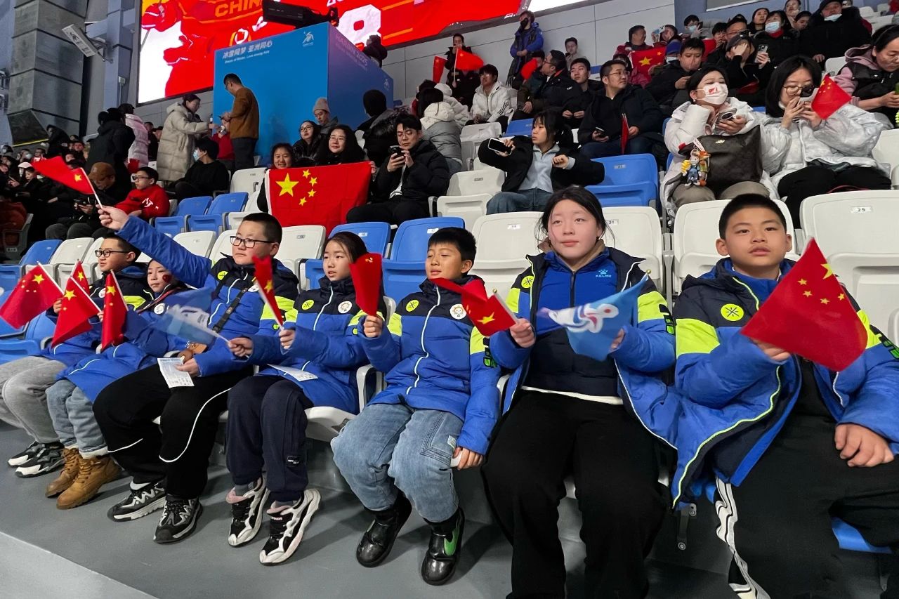 亿万先生mr公益圆梦希望学子观看亚冬会冰球赛事